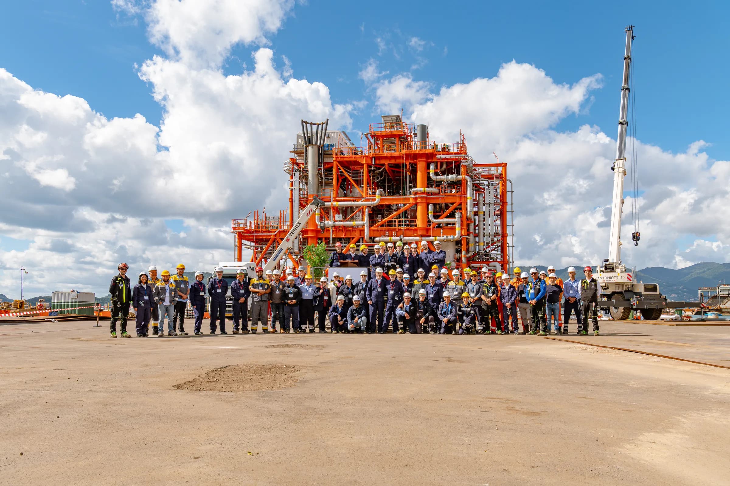Foto di gruppo delle maestranze del cantiere Antonini Navi davanti alla struttura completata