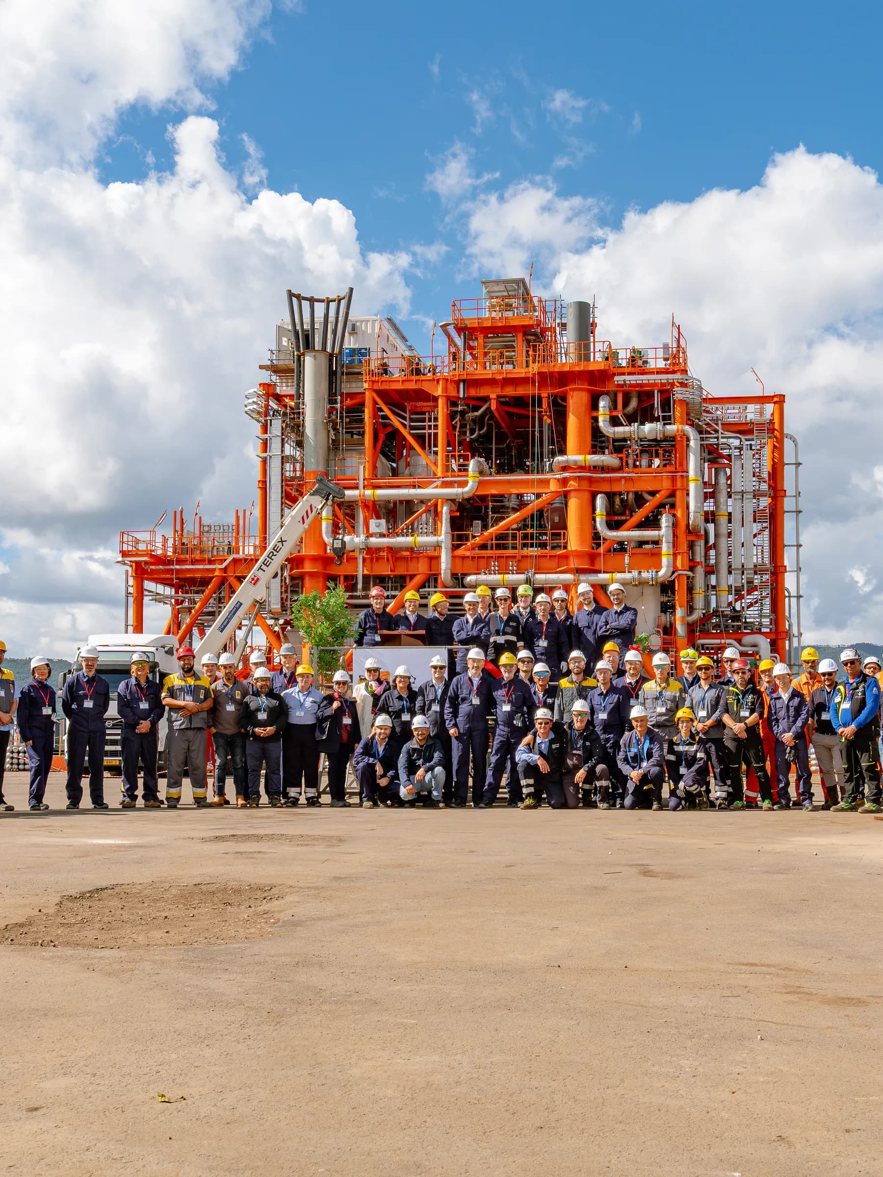 Foto di gruppo delle maestranze del cantiere Antonini Navi davanti alla struttura completata
