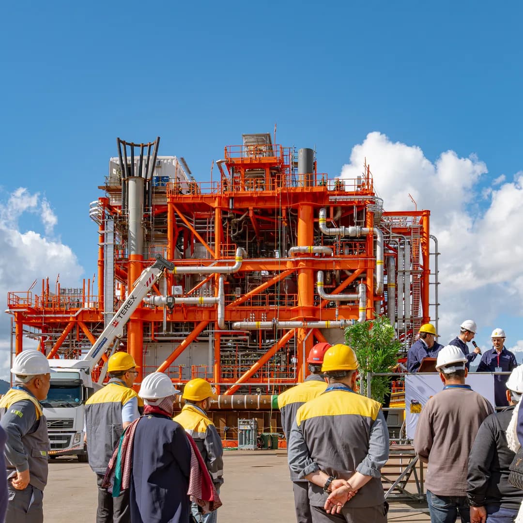 Le maestranze di spalle davanti alla struttura offshore, durante la presentazione