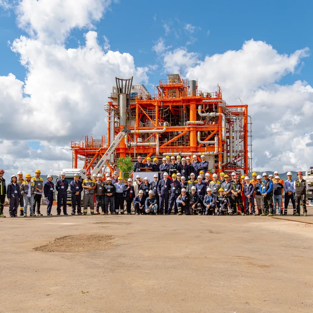 La foto di gruppo di tutta la squadra davanti alla struttura finita