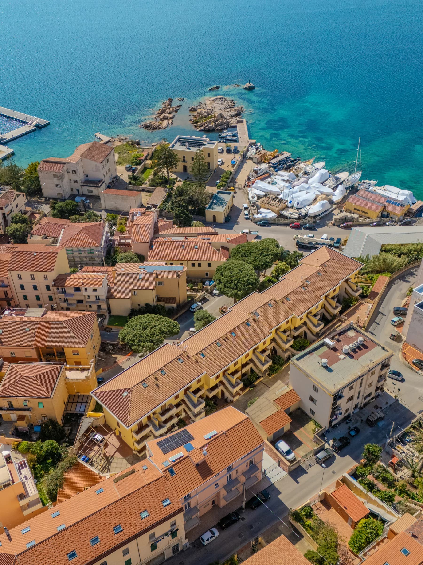 Il paese della Maddalena ripreso dal drone, con i tetti rossi e le barche ormeggiate al porto