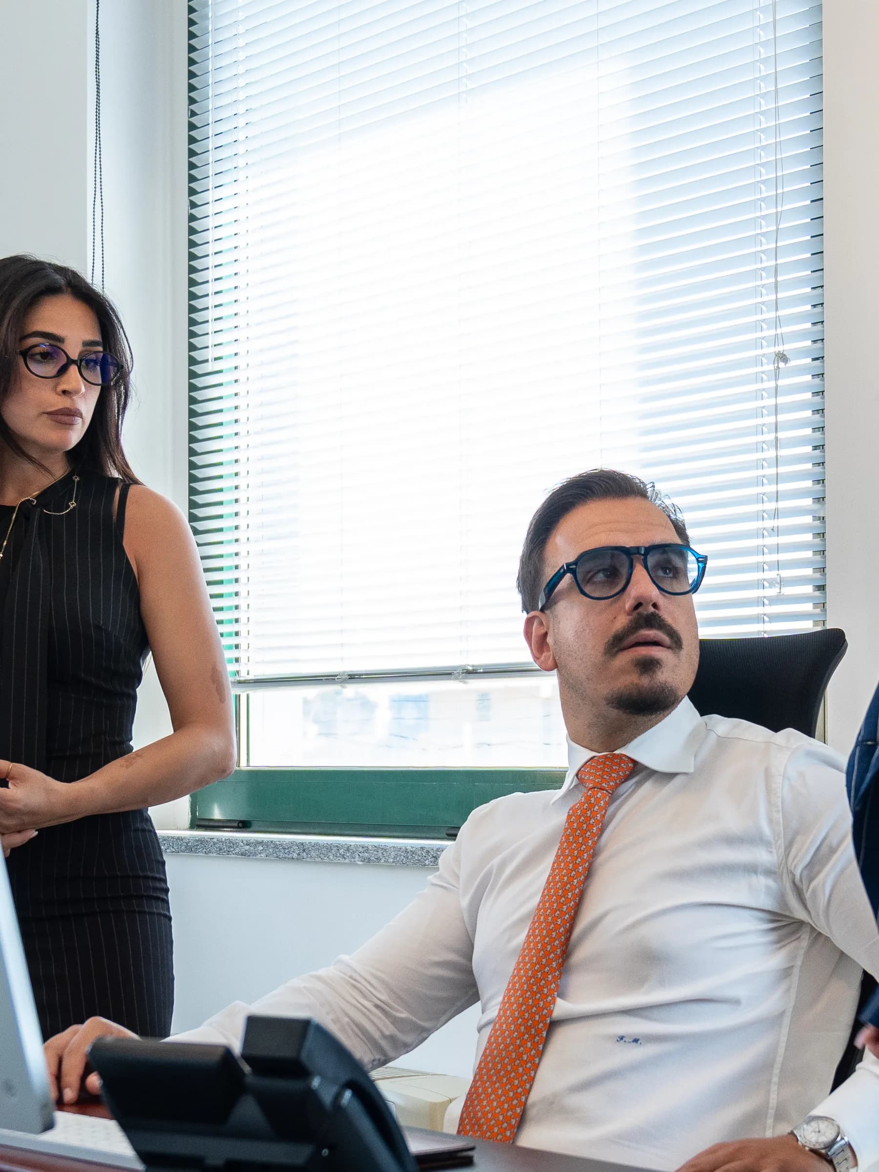Due professionisti dello studio Marzano Avvocati al lavoro davanti allo schermo