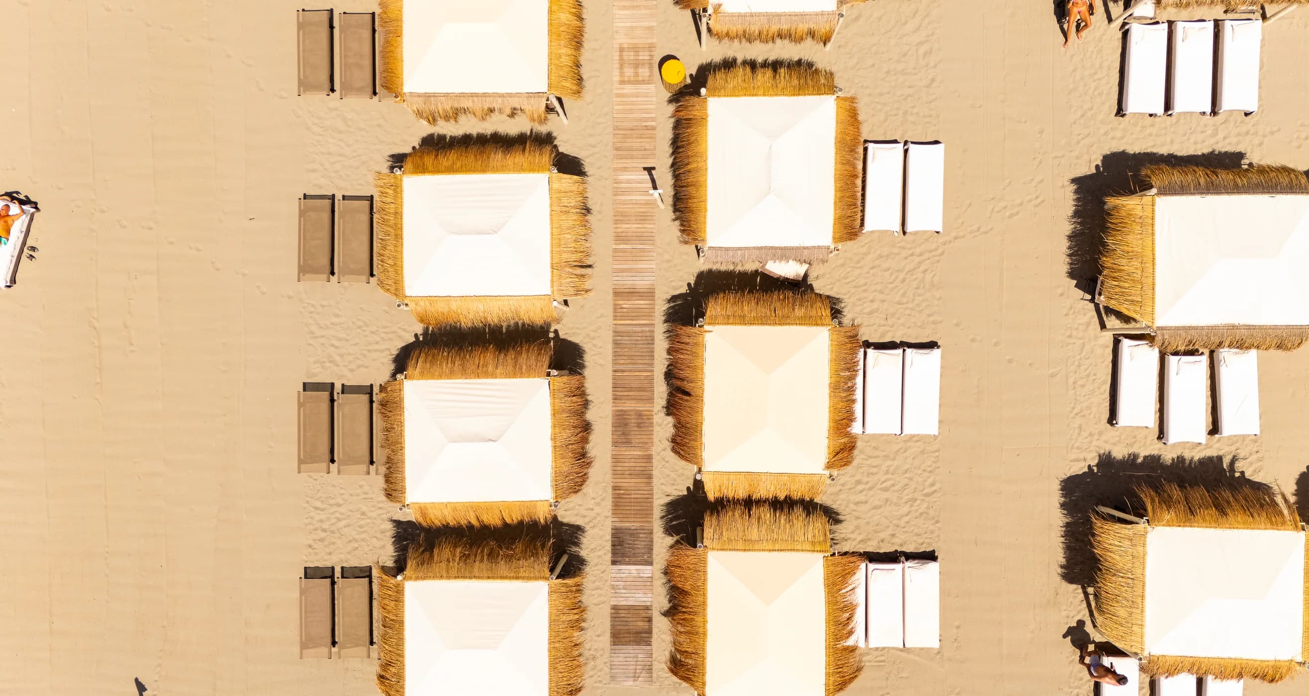 Le file di cabine e ombrelloni dello stabilimento riprese a picco dal drone