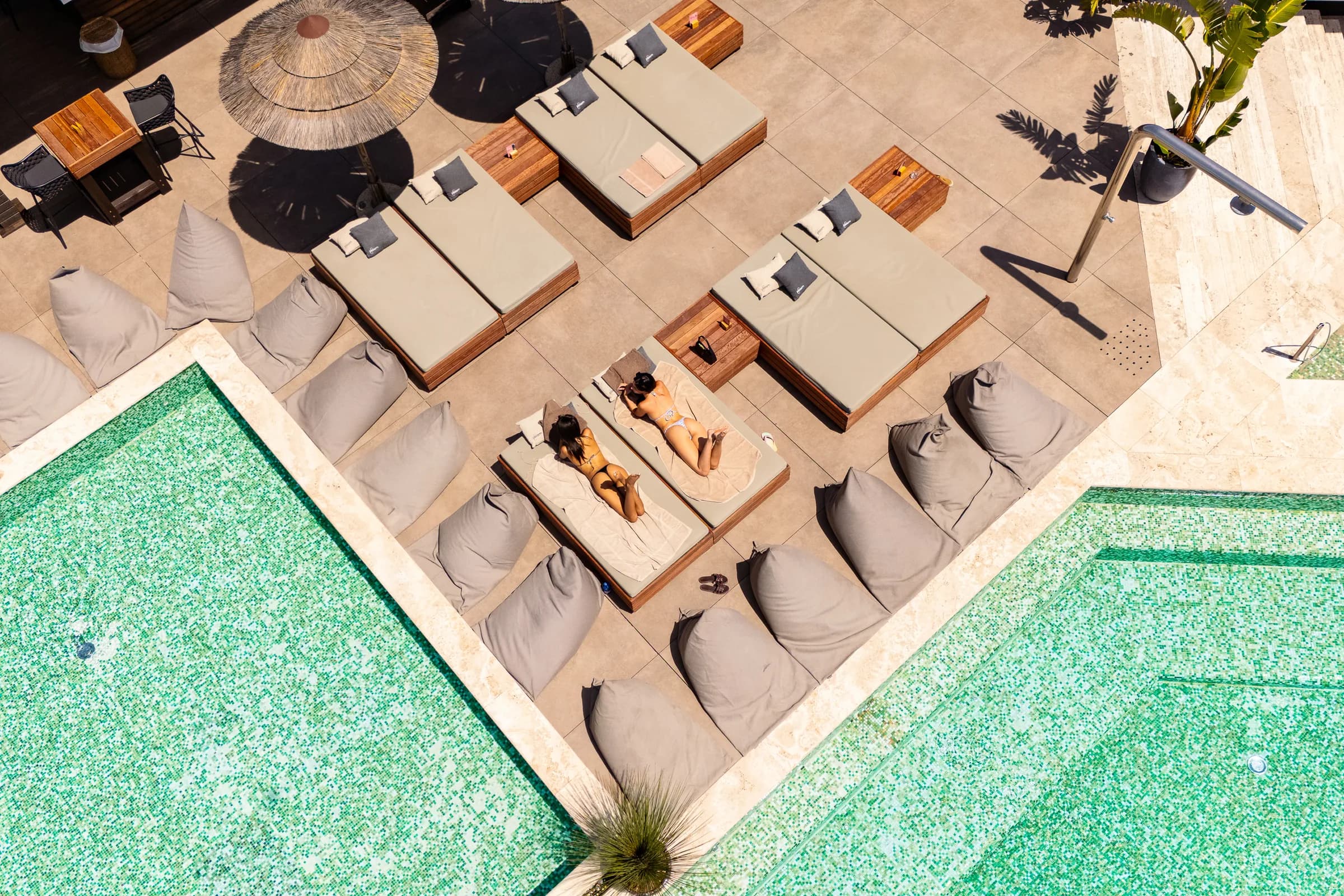 La piscina del beach club vista dal drone, con i lettini e i pouf disposti attorno al bordo