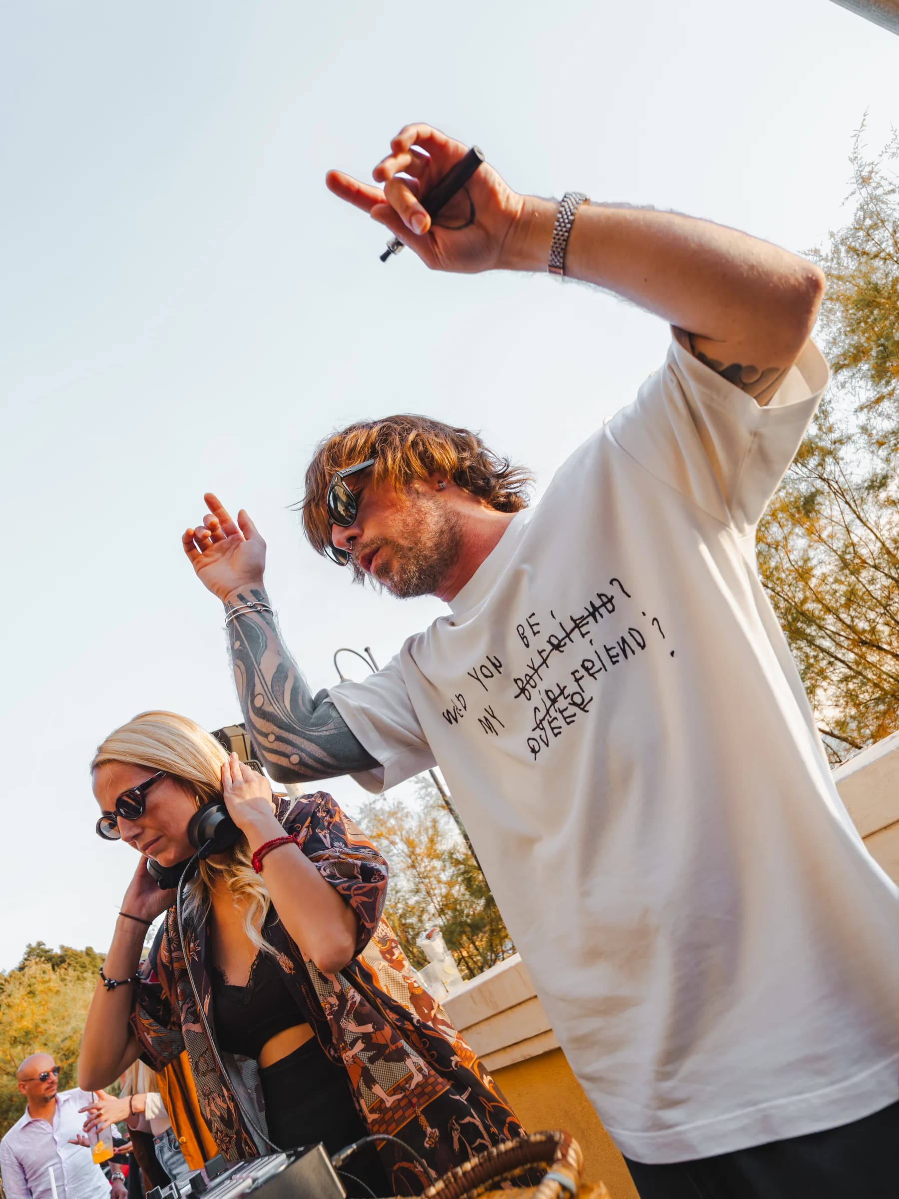 Due dj di Lazy Buns alla consolle durante un set all'aperto