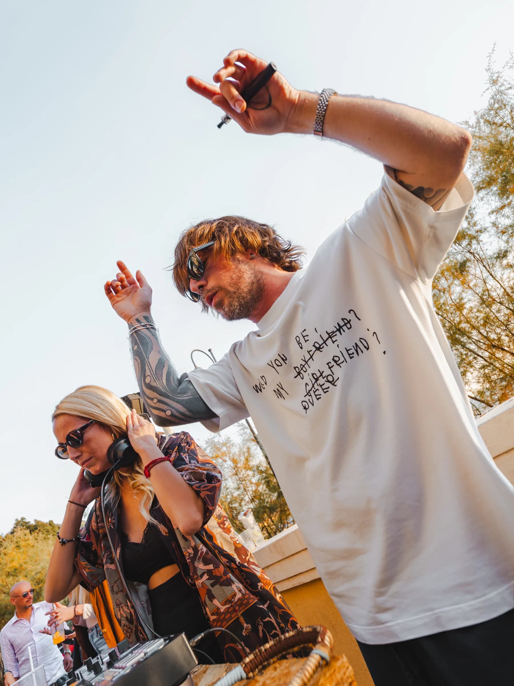 Due dj di Lazy Buns alla consolle durante un set all'aperto