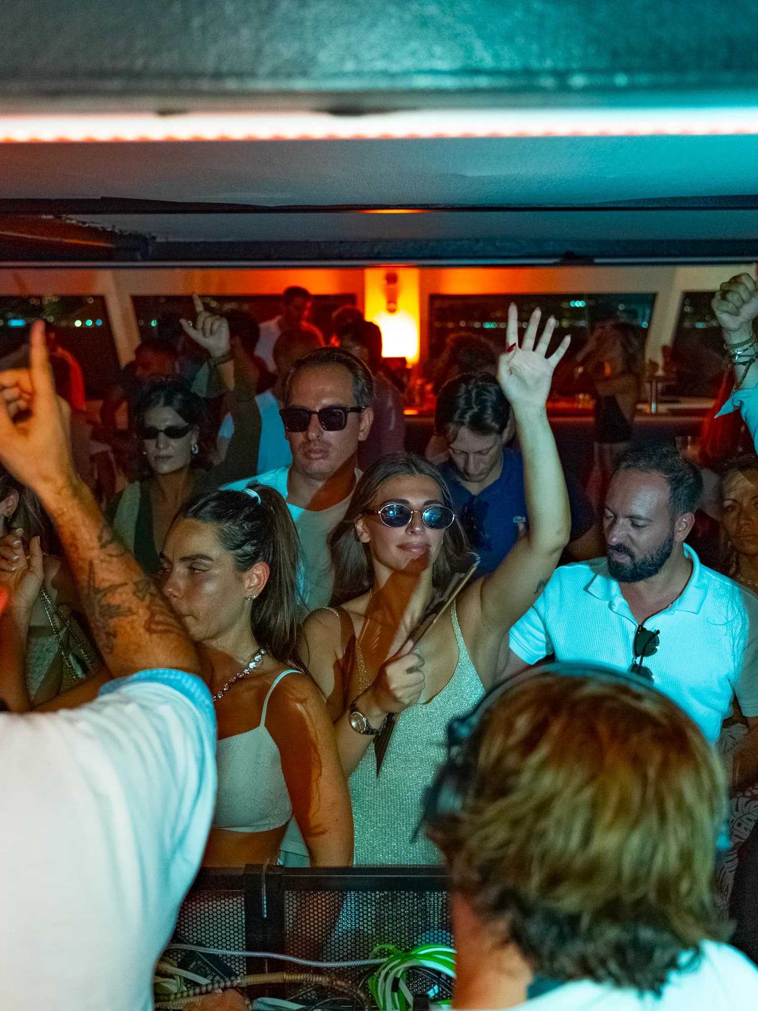La pista di una serata Lazy Buns vista da dietro la consolle, con le mani alzate del pubblico