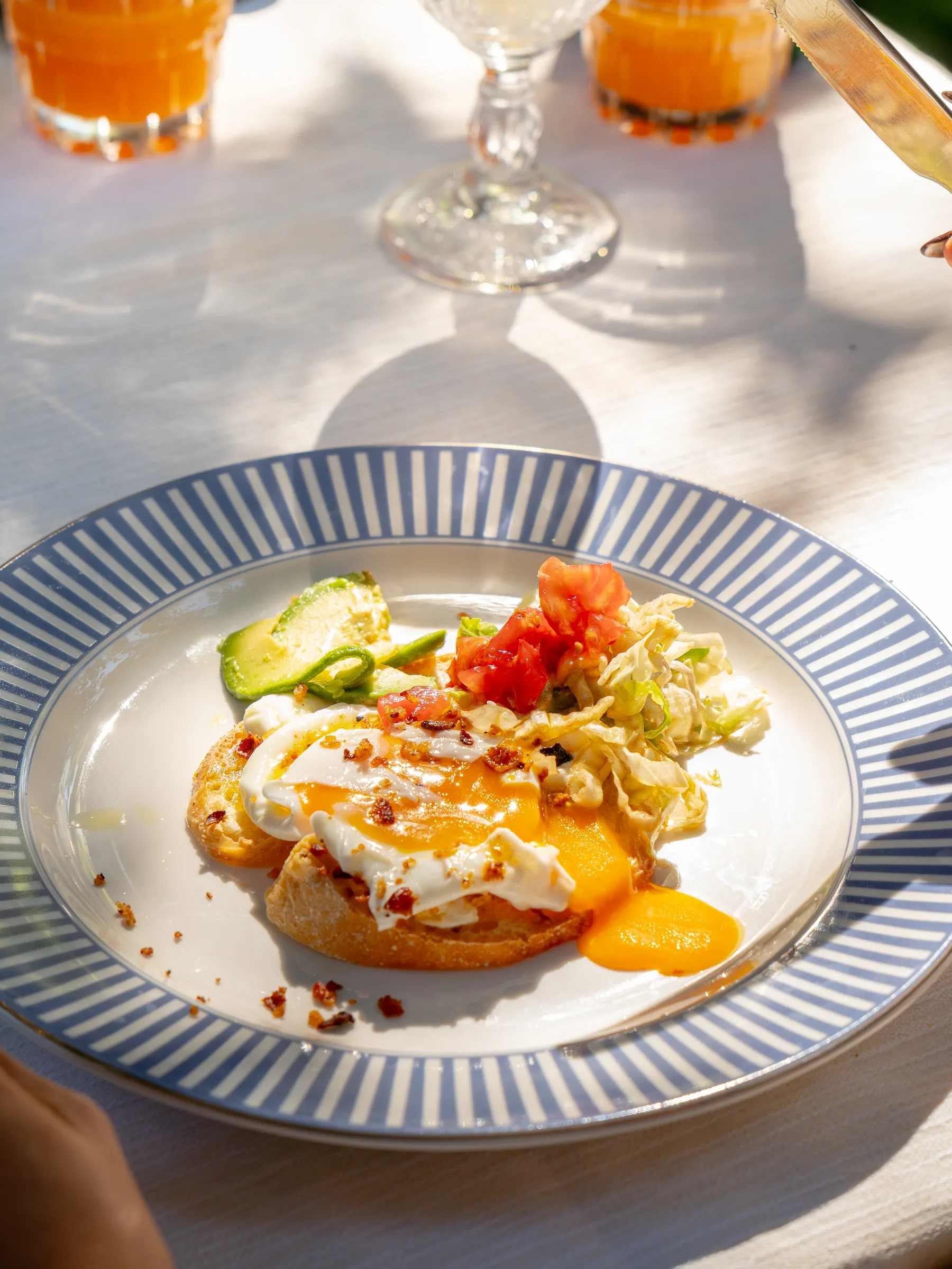 Uovo in camicia e avocado su pane tostato, brunch da Ottone