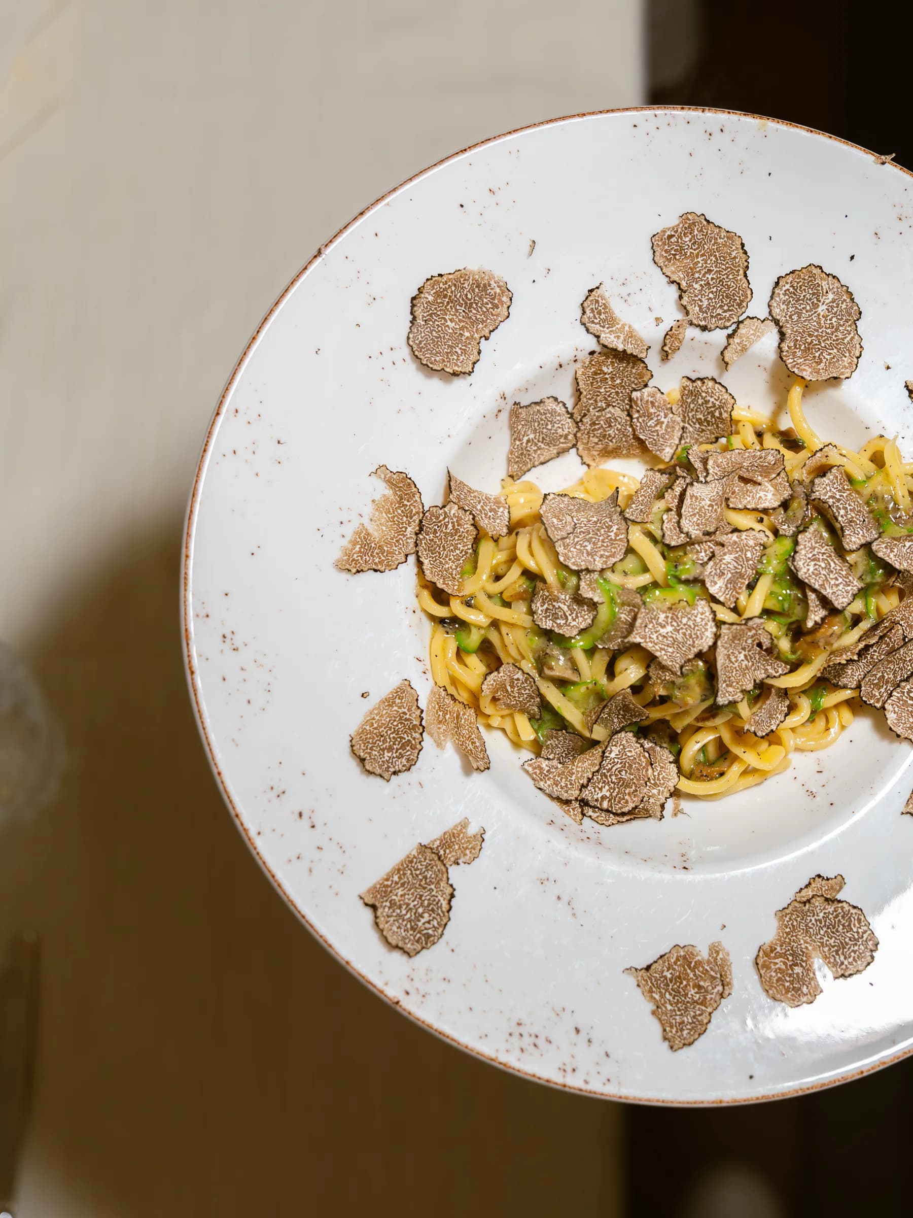 Tagliolini con scaglie di tartufo nero serviti da Ottone