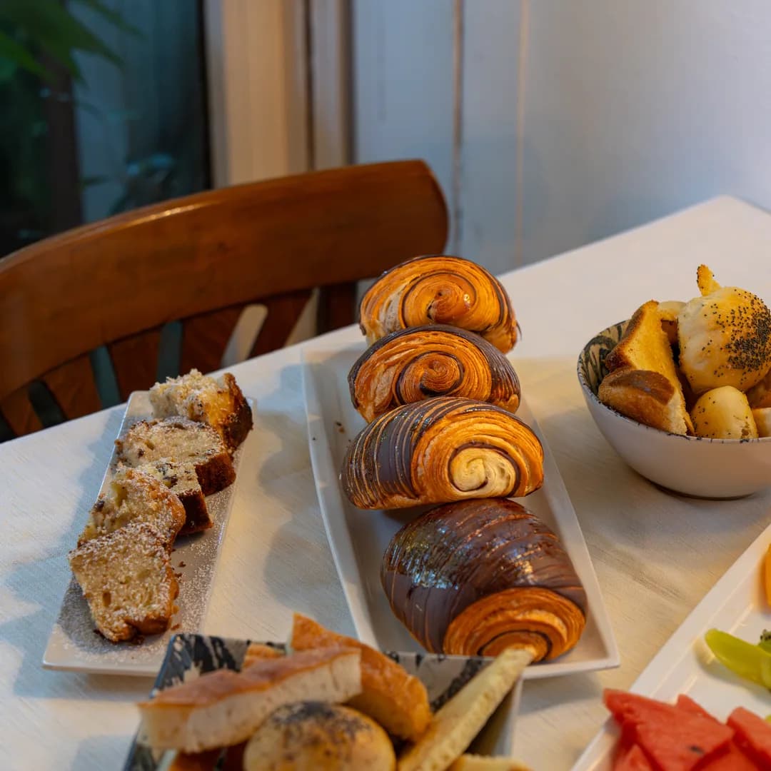 Vassoio di lievitati e pane sul tavolo del brunch da Ottone