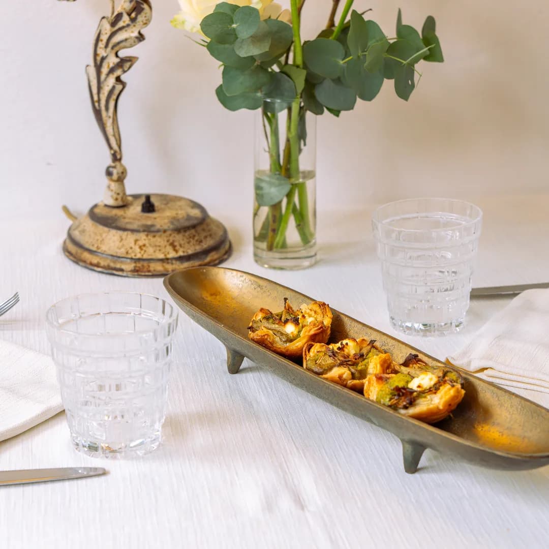 Tavolo apparecchiato con i fiori e un vassoio di crostini da Ottone
