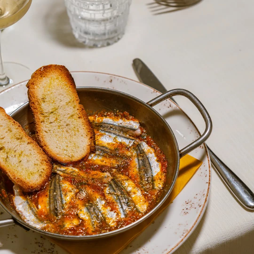 Padella di alici con i crostini, appena uscita dalla cucina