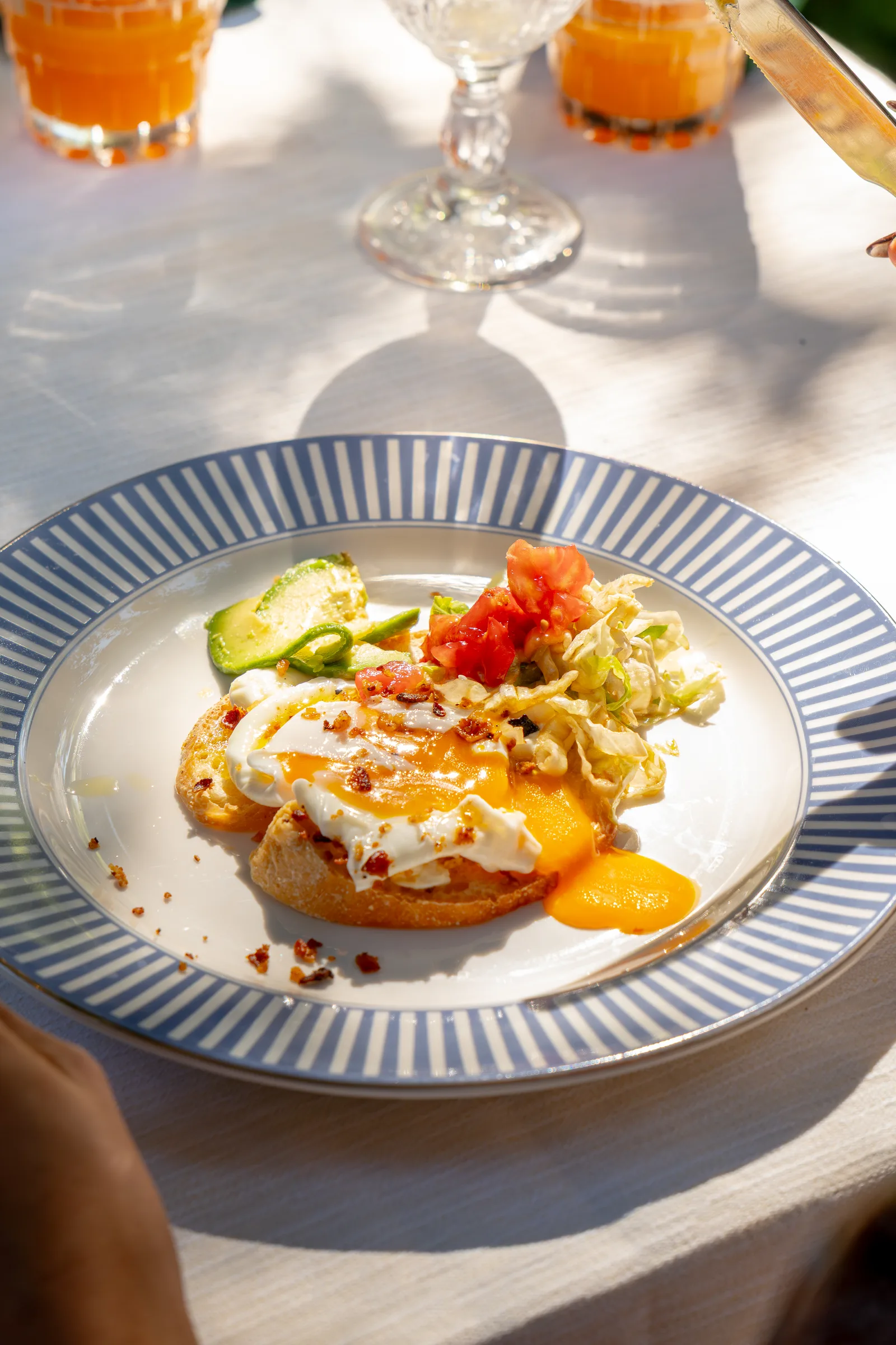 Uovo in camicia e avocado su pane tostato, brunch da Ottone
