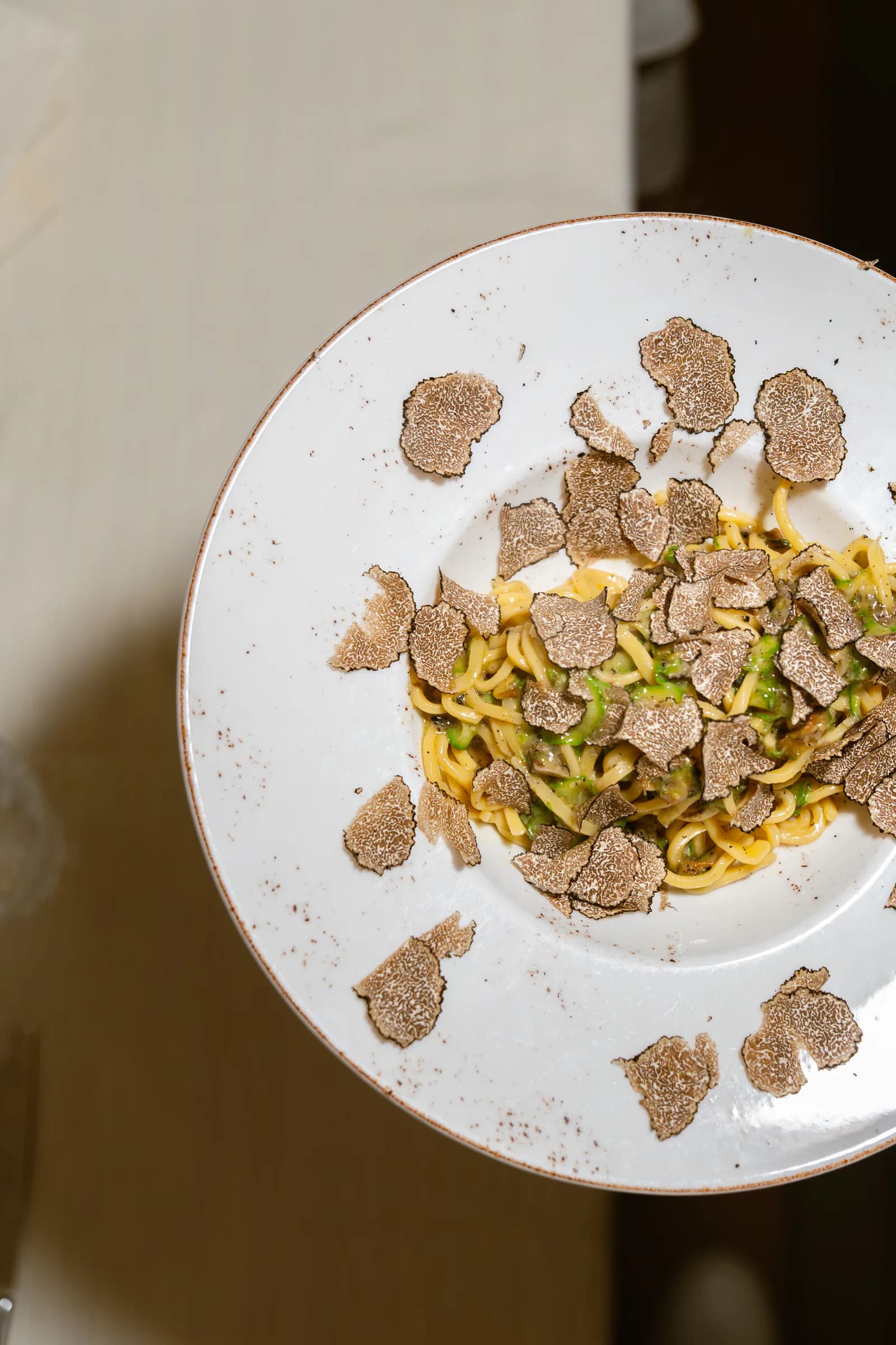 Tagliolini con scaglie di tartufo nero serviti da Ottone