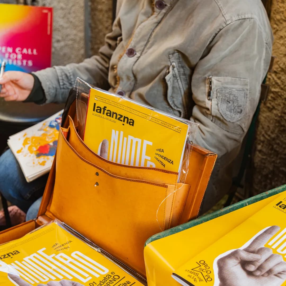 Banco di fanzine e riviste gialle, con l'espositore aperto