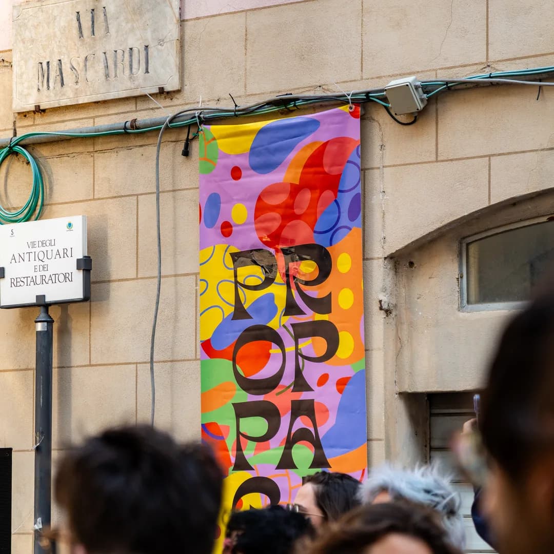 Lo striscione colorato del festival appeso al muro del vicolo