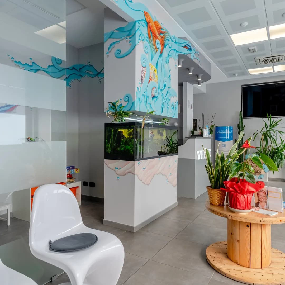 La sala d'attesa di White con l'acquario e le piante