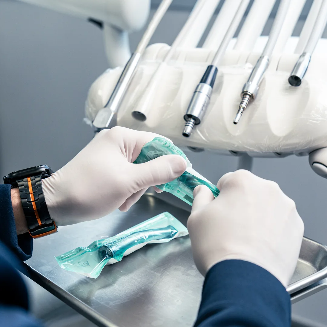 Preparazione degli strumenti sterili sul vassoio prima della seduta