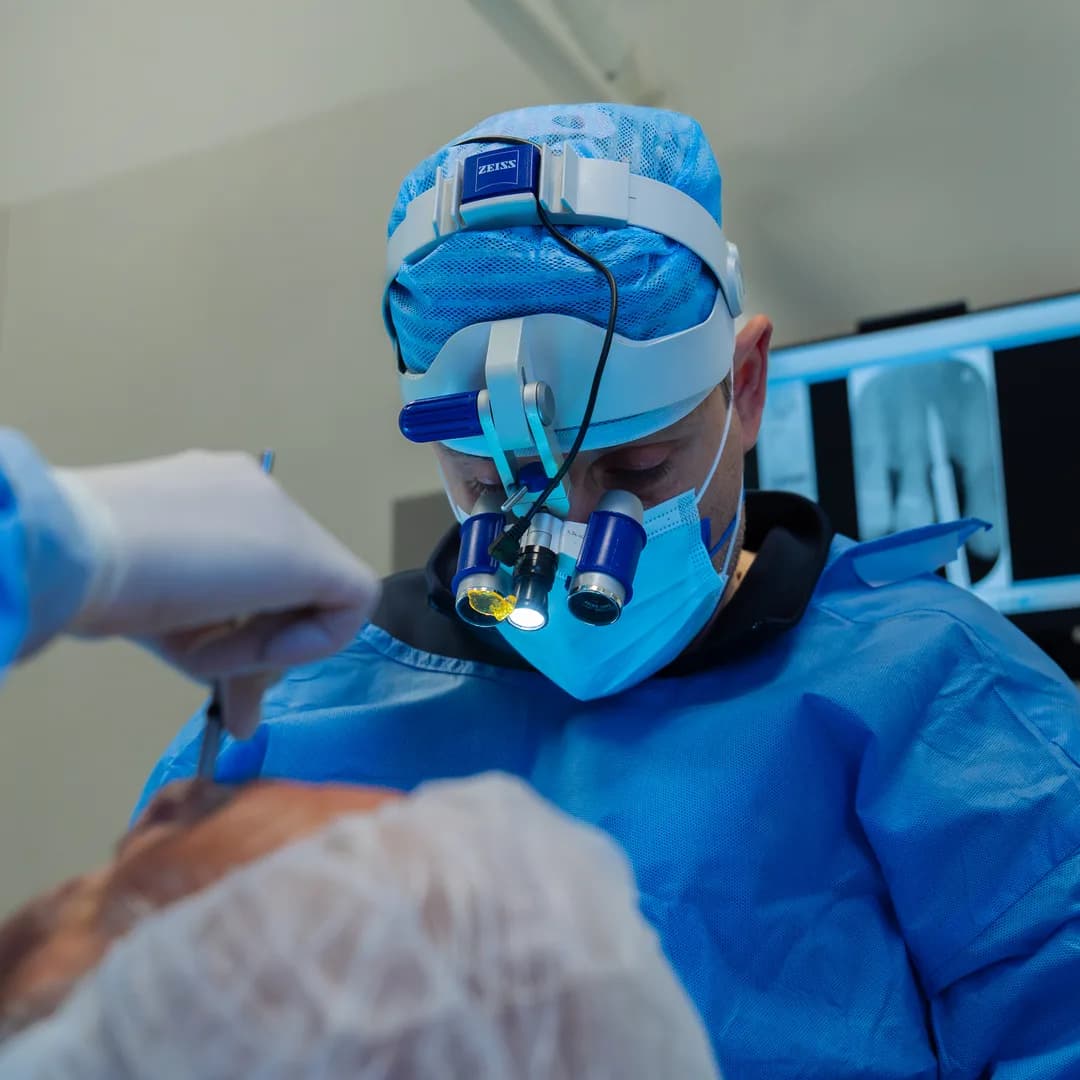 L'operatore al lavoro accanto al monitor con le radiografie