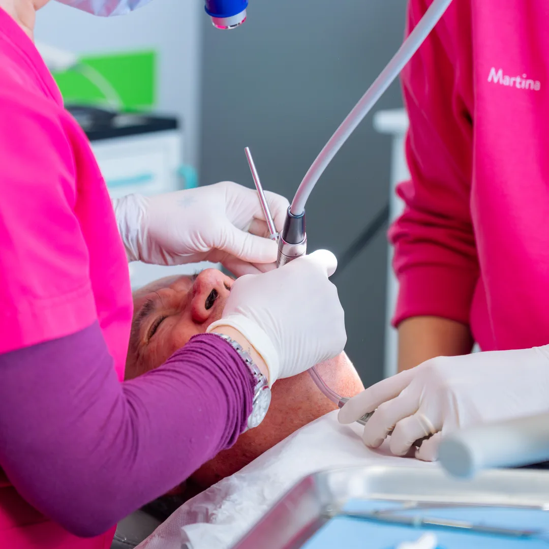 Le mani dell'assistente e dello specialista durante la seduta