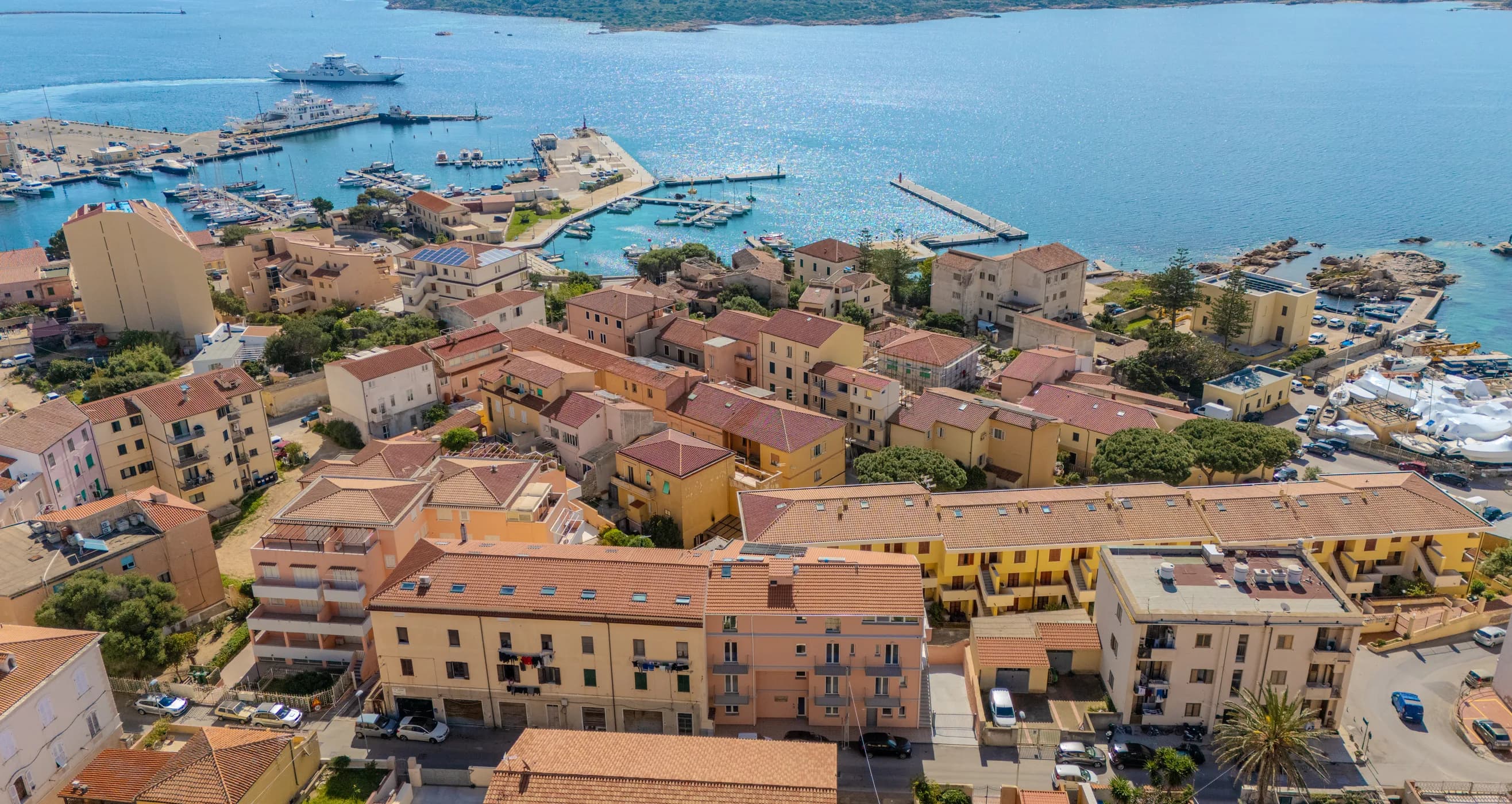 Il paese della Maddalena ripreso dal drone, con i tetti, il porto e le isole sullo sfondo