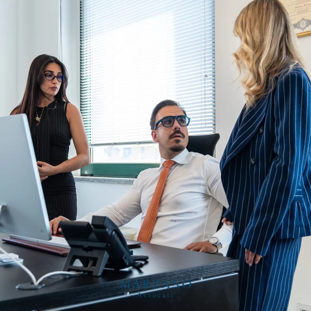 Tre professionisti dello studio al lavoro attorno alla scrivania