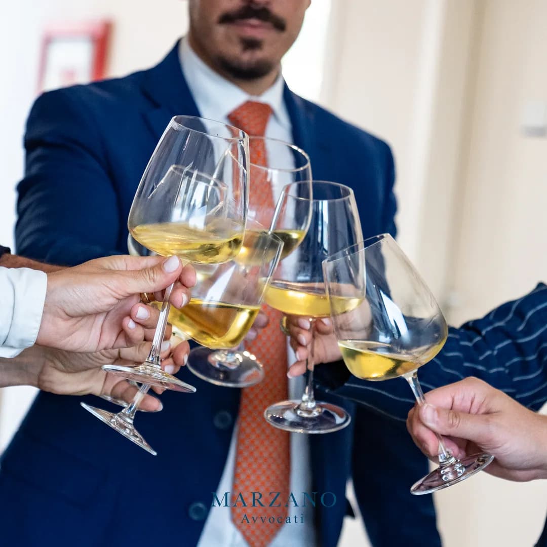 Brindisi con i calici fra i professionisti dello studio