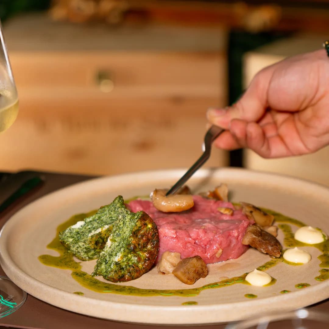 Tartare di manzo con la forchetta che ne solleva una parte