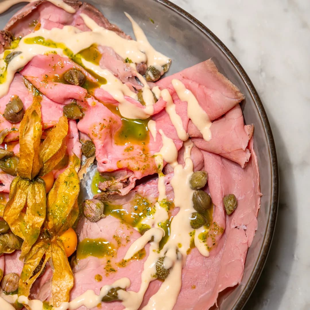 Vitello tonnato con capperi e fiori di zucca fritti