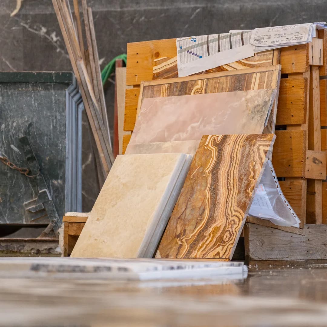 Lastre di onice e travertino appoggiate contro la cassa di legno