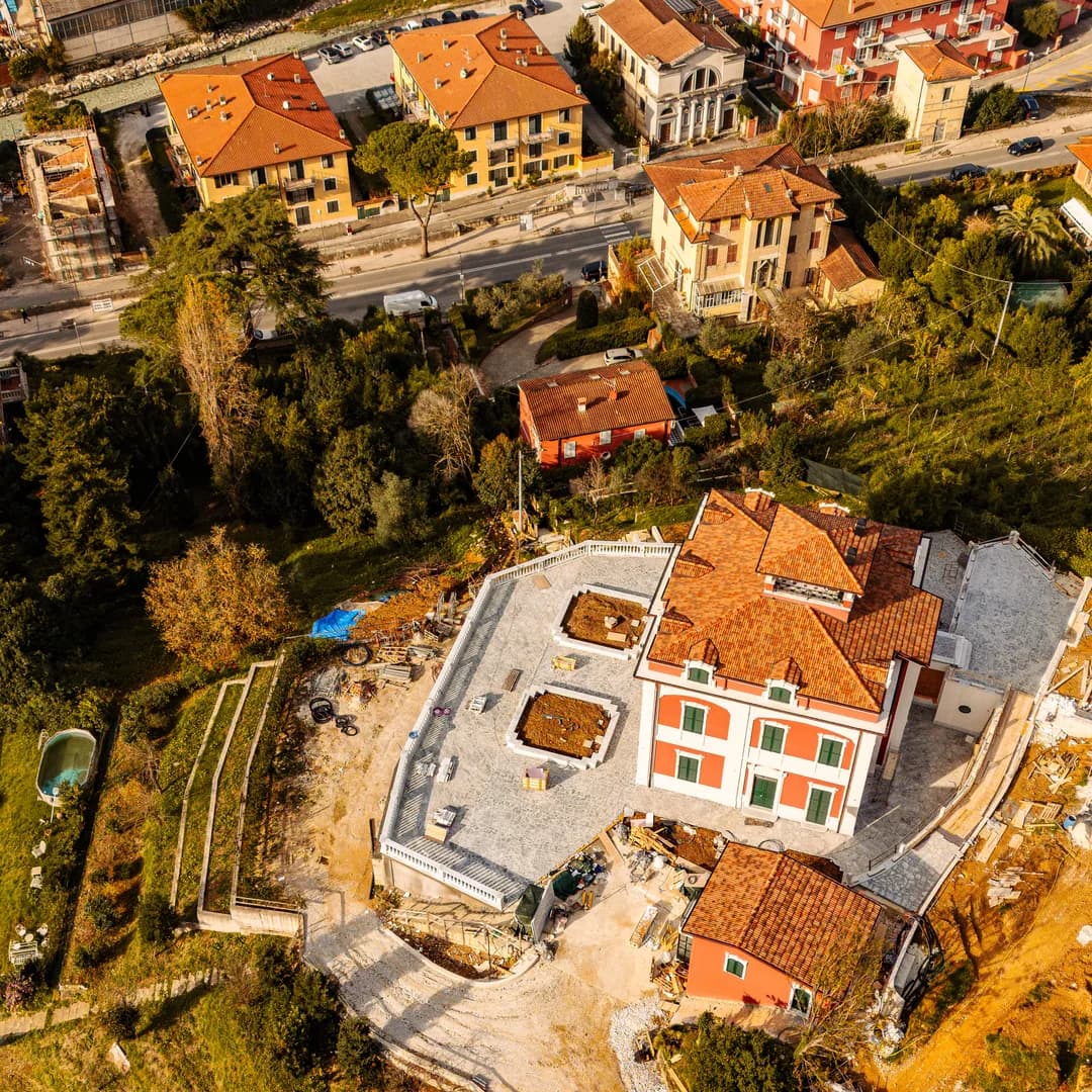 La tenuta vista dal drone, con i tetti rossi in mezzo ai filari